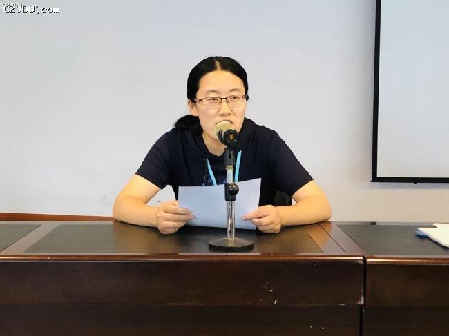 教師第一黨支部書記印玲帶領(lǐng)學(xué)習全國兩會精神