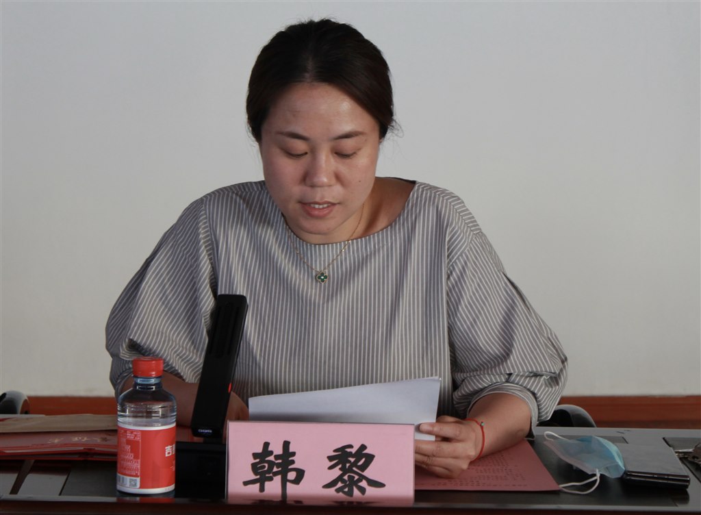 5韓黎副校長宣讀《關(guān)于表彰2022年度優(yōu)秀教師、輔導(dǎo)員及先進(jìn)教育工作者的決定》.JPG