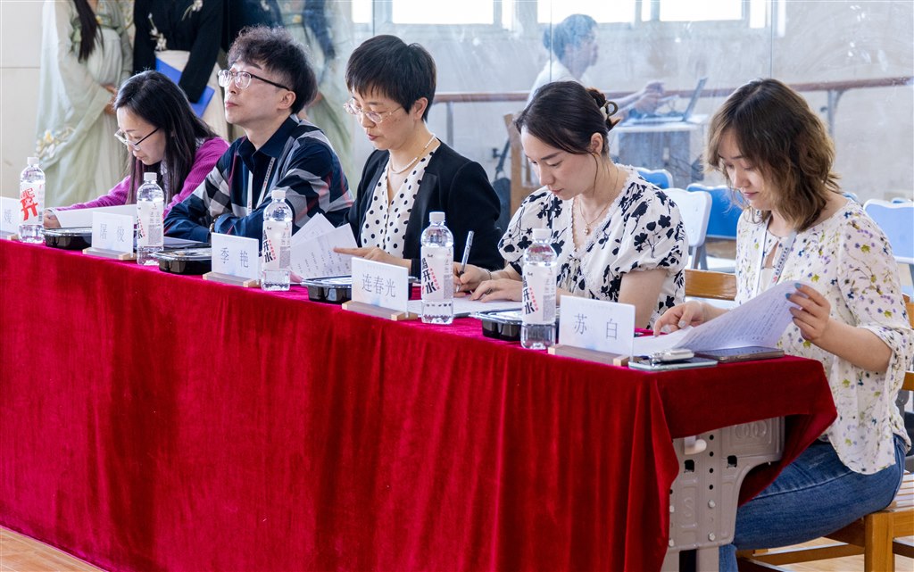 1 學(xué)工處處長(zhǎng) 季艷、教務(wù)處副處長(zhǎng)連春光、人文基礎(chǔ)學(xué)院副院長(zhǎng)屠俊等到場(chǎng)任評(píng)委.jpg