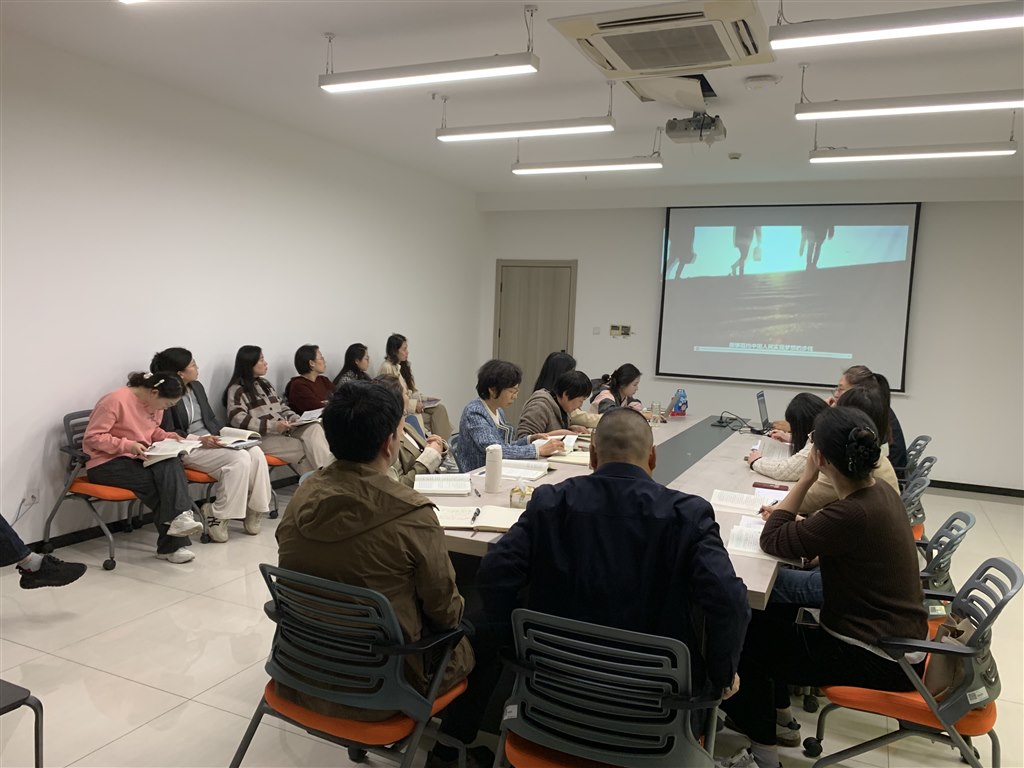建東馬院和常州機(jī)電學(xué)院德法、毛中特教研室老師集體備課現(xiàn)場.jpg